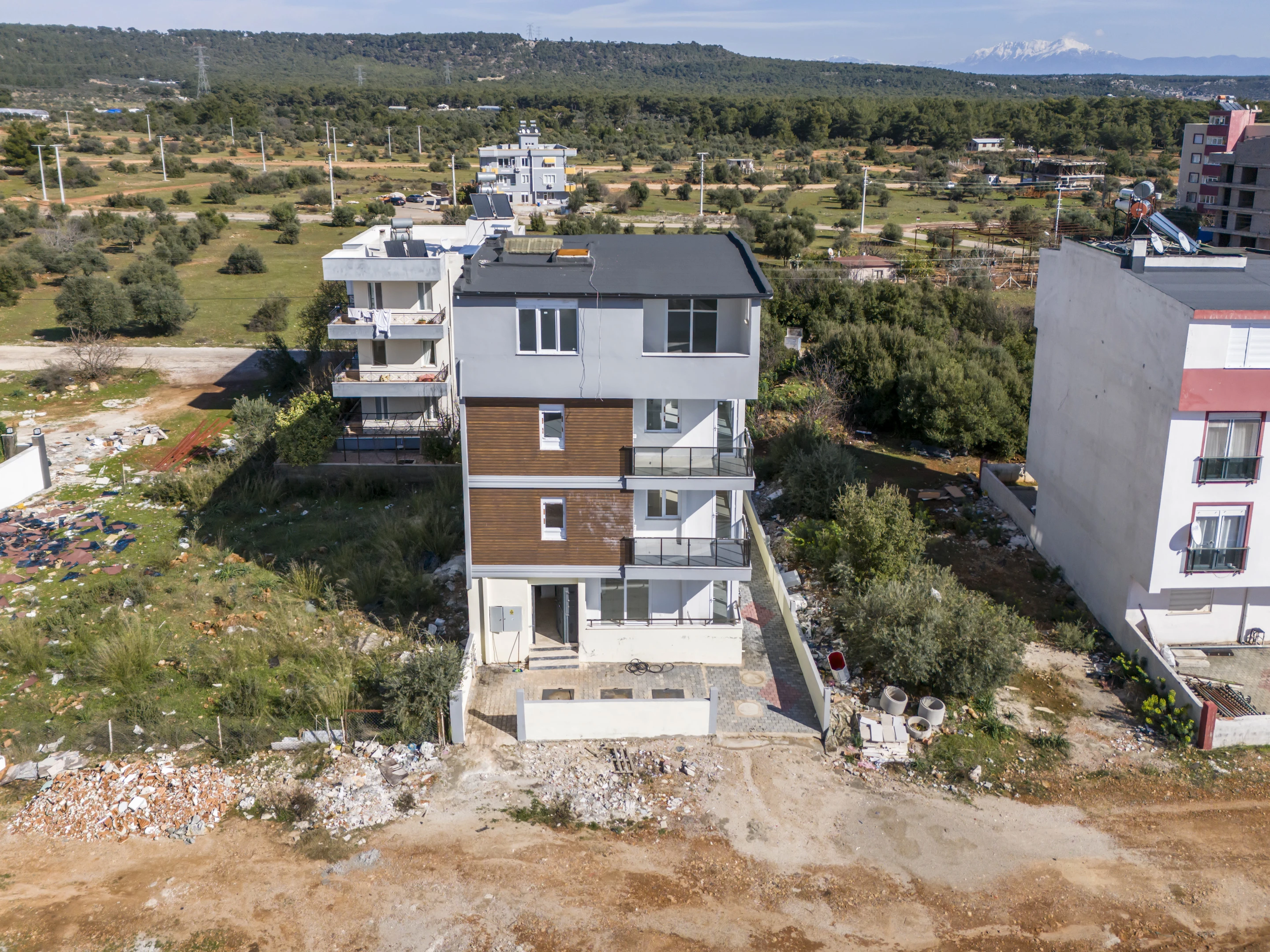 Varsak`ta 220m² Arsa Üzerinde 4 Adet 2+1 Komple Bina