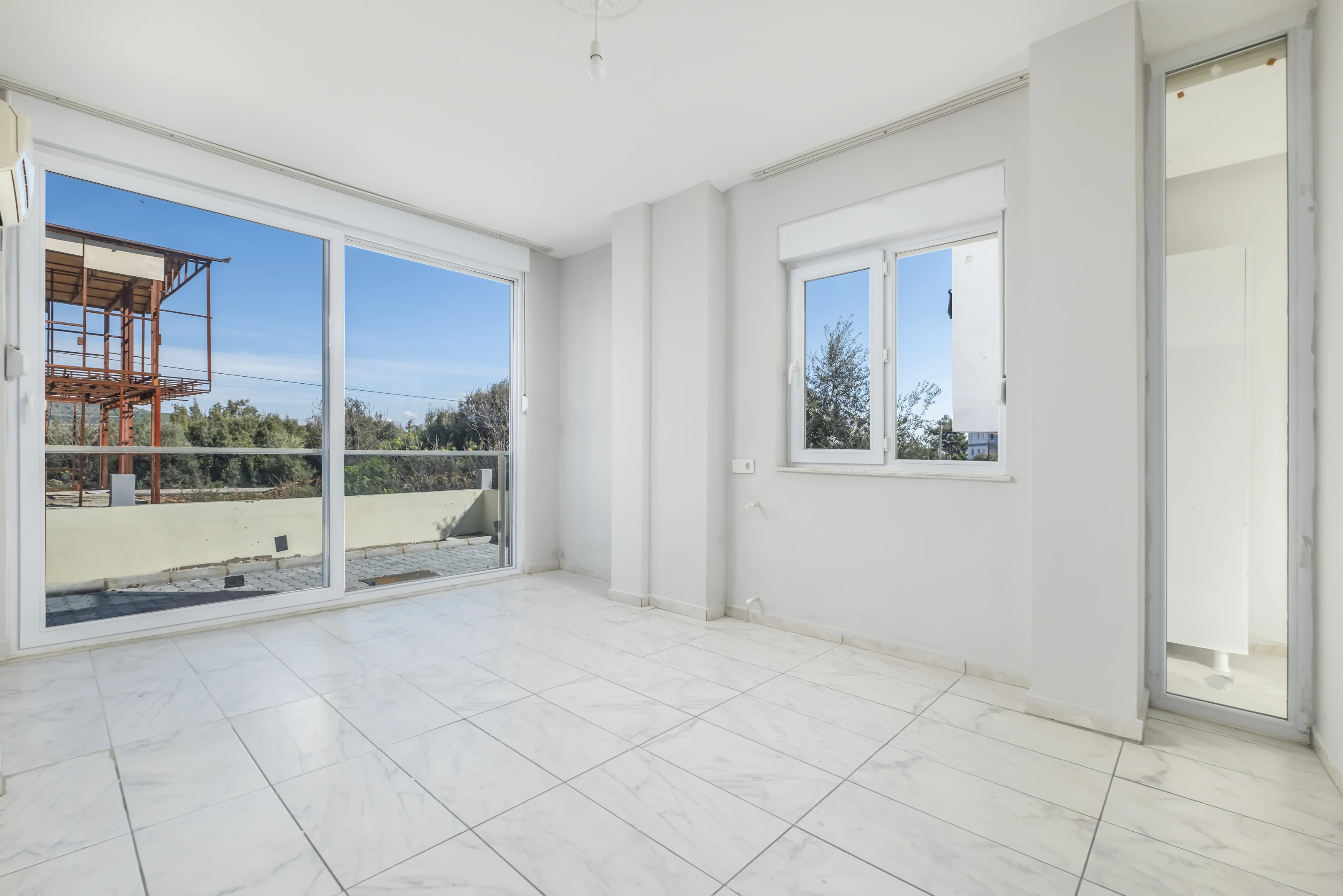 Varsak`ta 220m² Arsa Üzerinde 4 Adet 2+1 Komple Bina