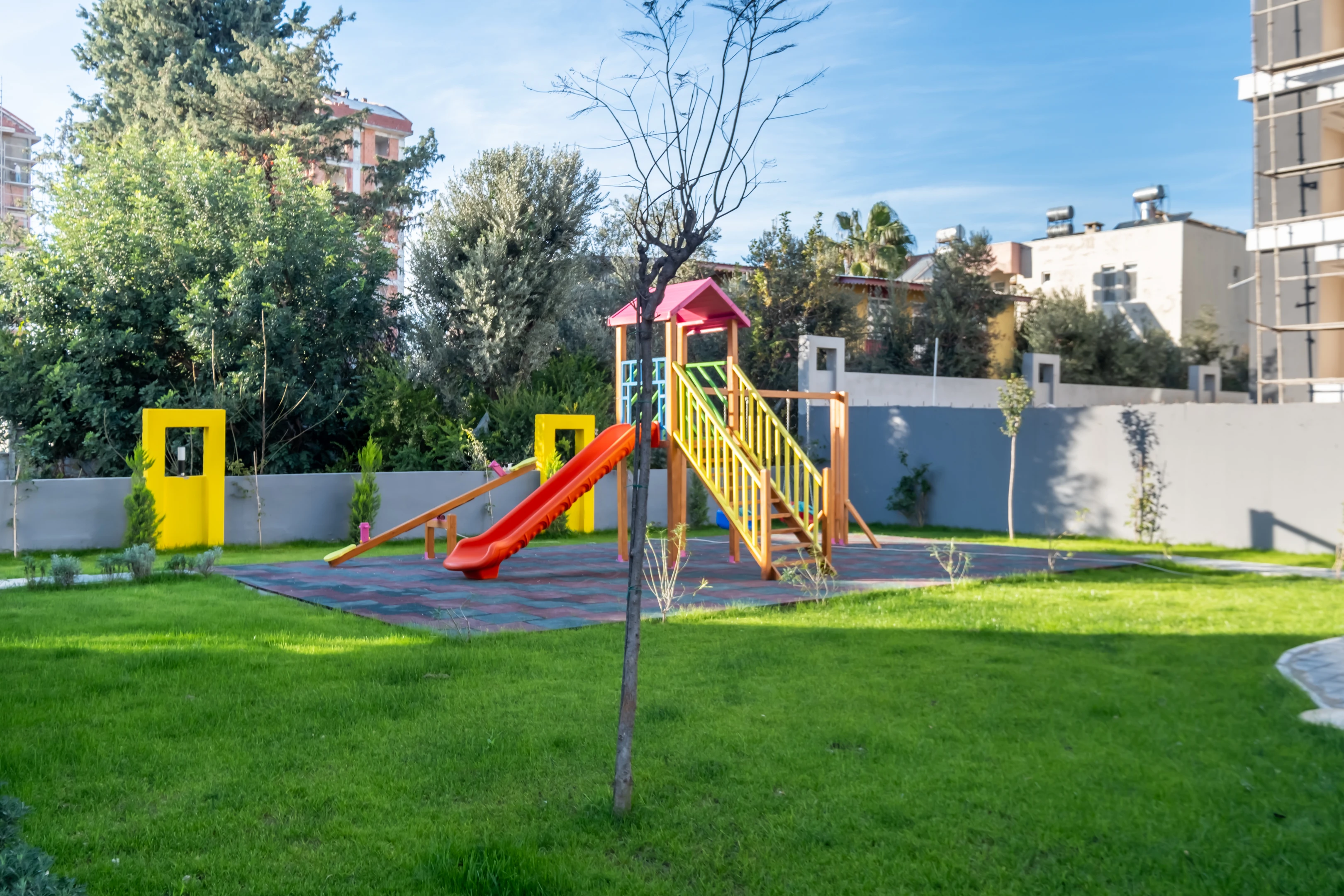 Altıntaş`ta Satılık 2+1 Bahçe Katı 84m² Havuz+Site+İIskan