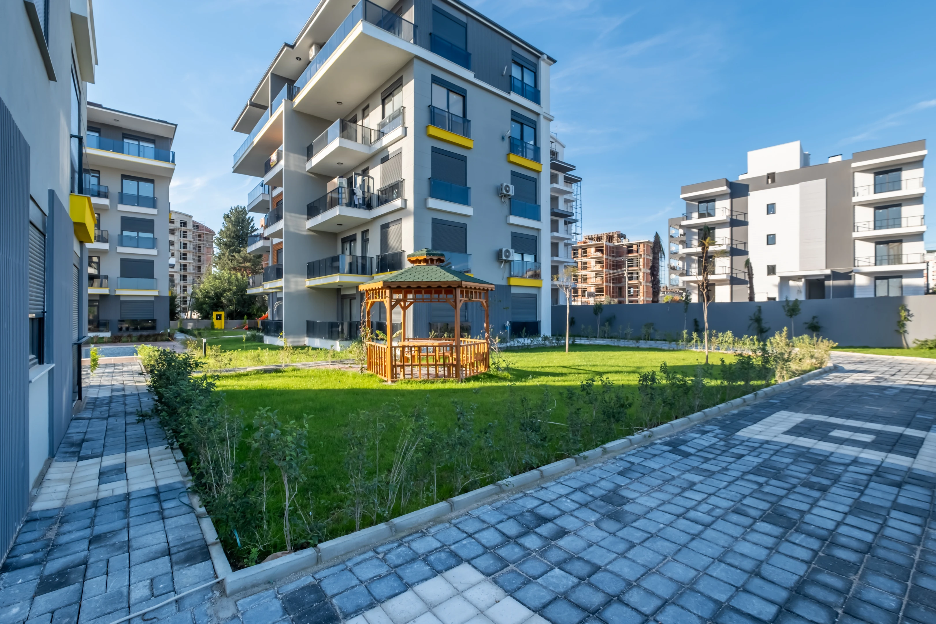 Altıntaş`ta Satılık 2+1 Bahçe Katı 84m² Havuz+Site+İIskan