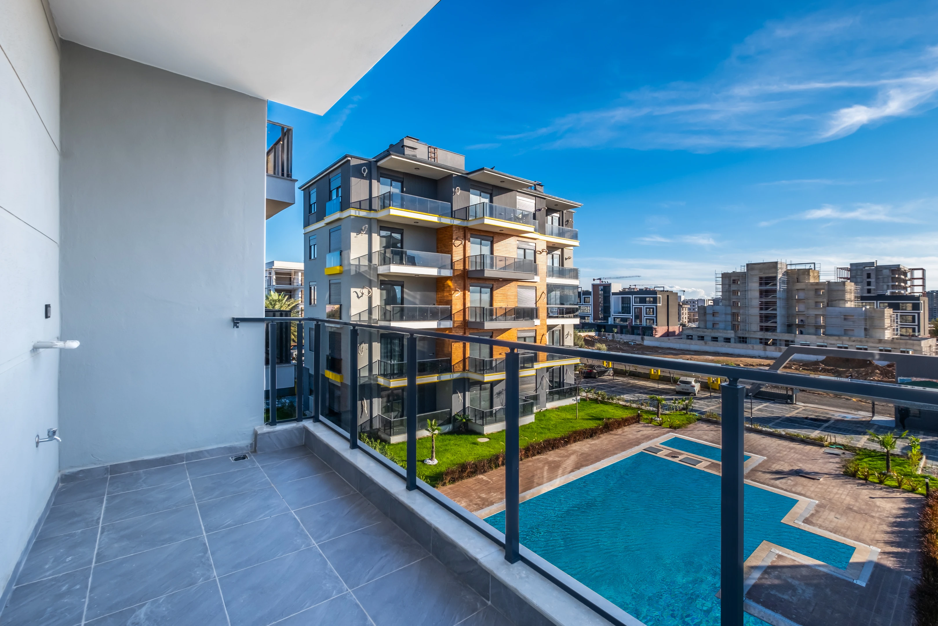 Altıntaş`ta Satılık 2+1 Bahçe Katı 84m² Havuz+Site+İIskan