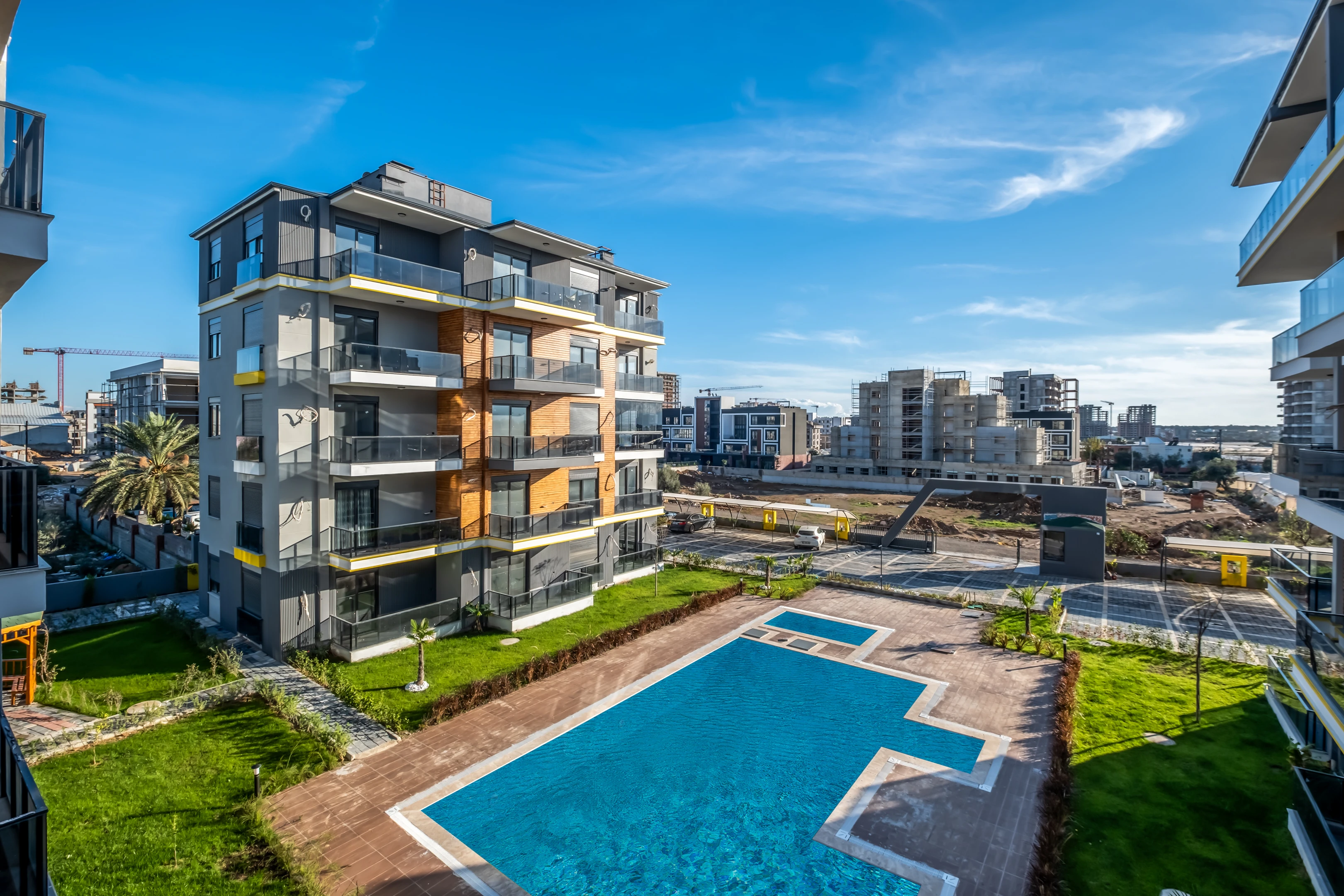 Altıntaş`ta 2+1 Ara Kat 84m² Havuzlu Sitede Oturum-iskan Var