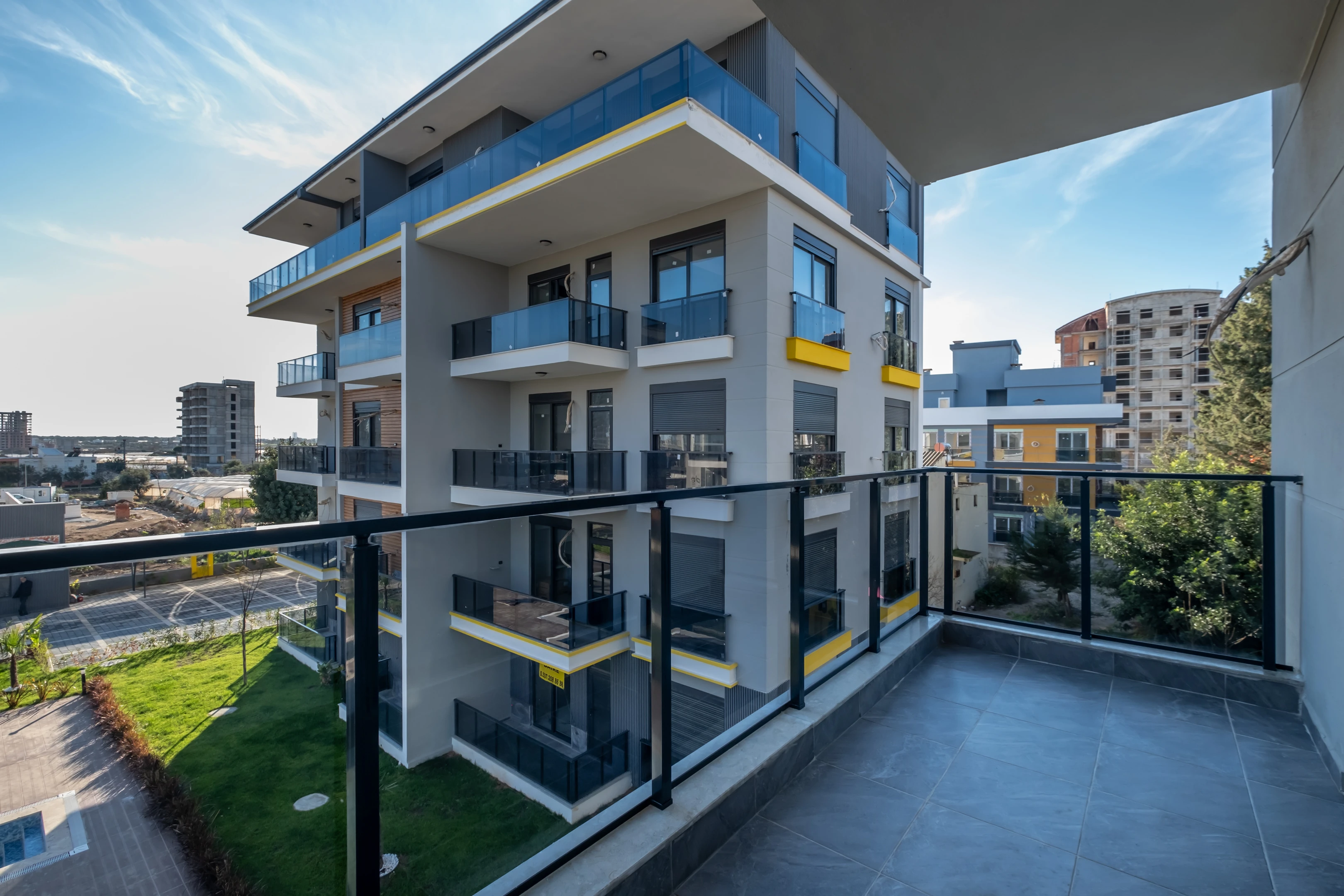 Altıntaş`ta 2+1 Ara Kat 84m² Havuzlu Sitede Oturum-iskan Var