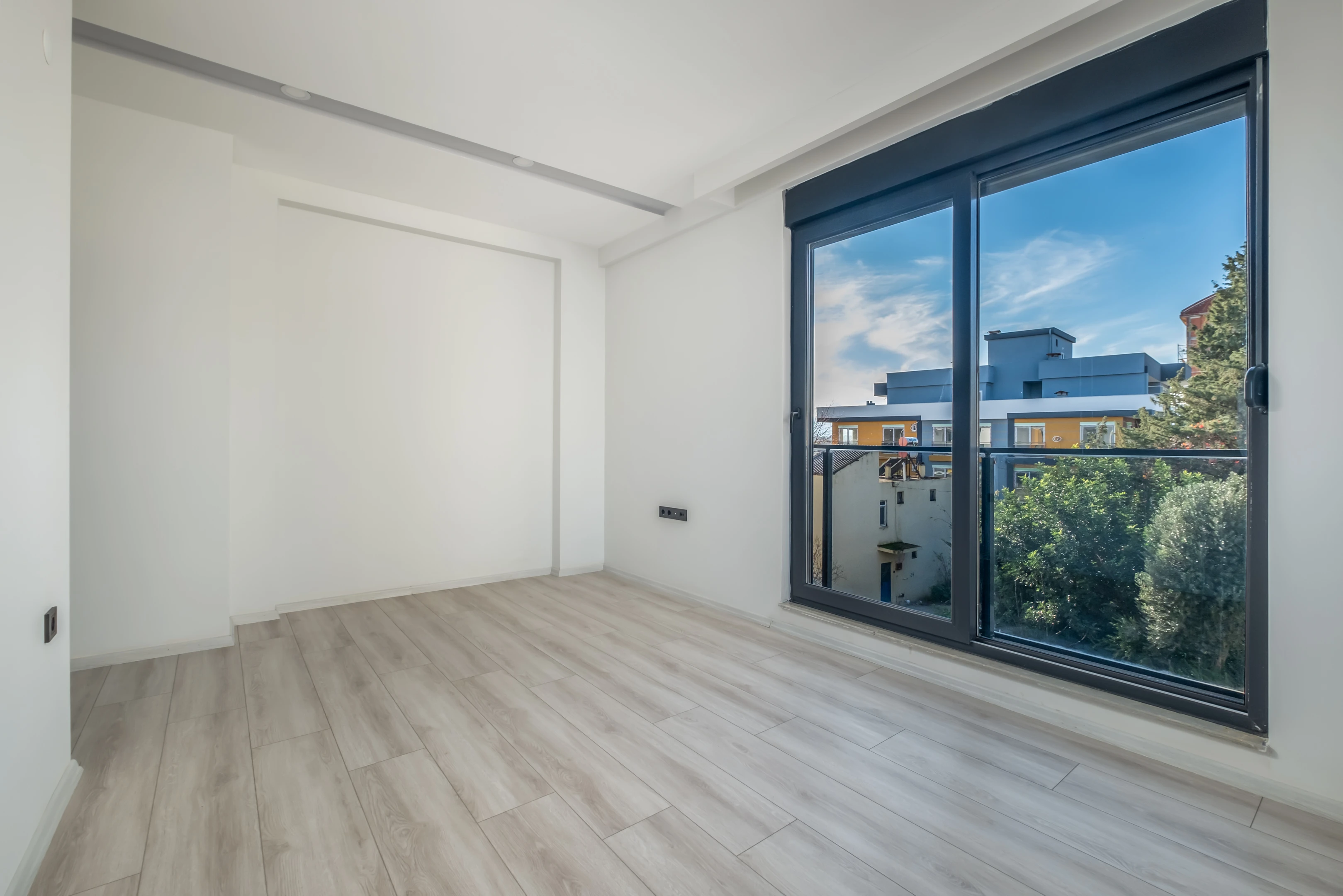 Altıntaş`ta 2+1 Ara Kat 84m² Havuzlu Sitede Oturum-iskan Var