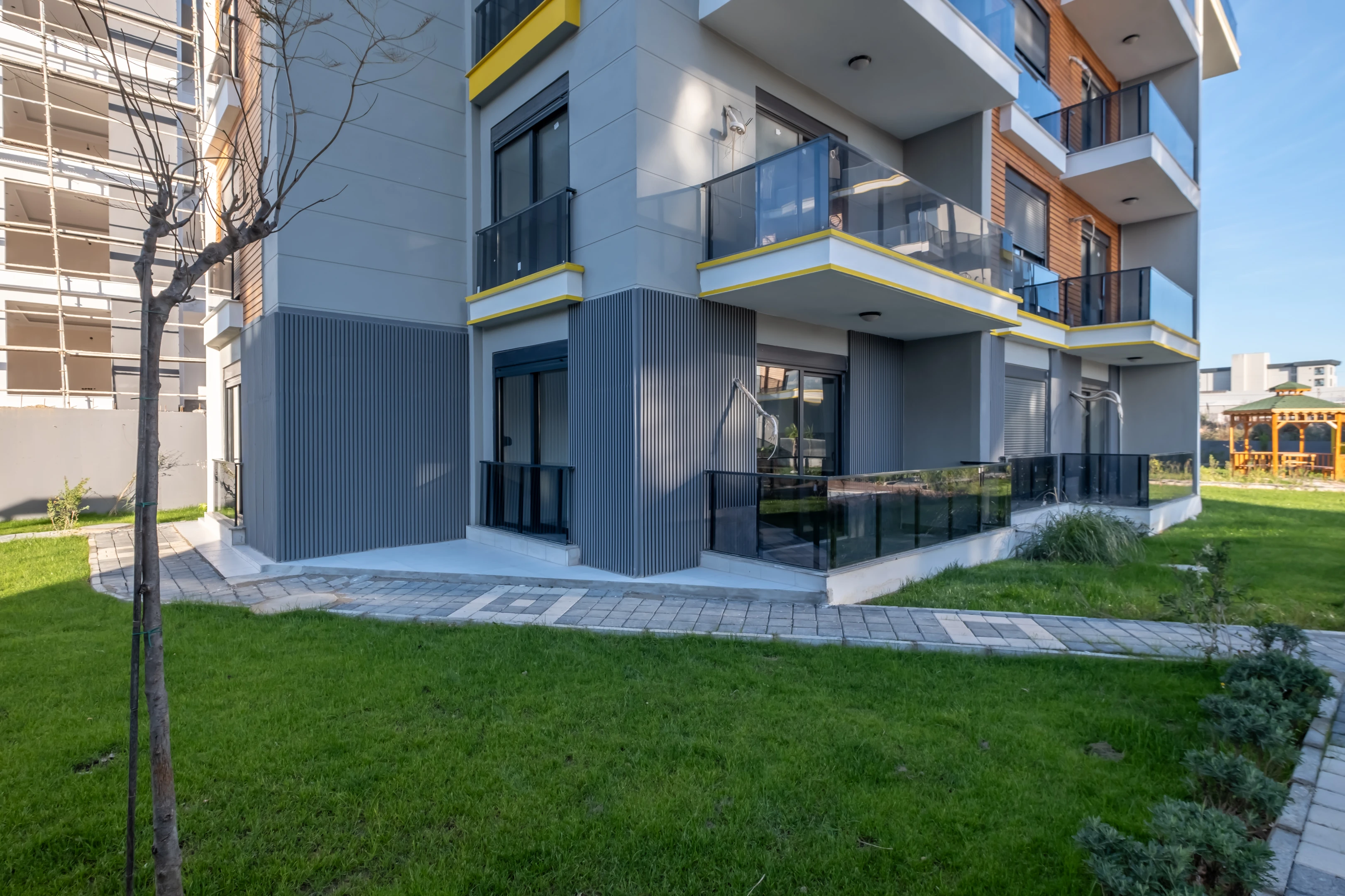 Altıntaş`ta 2+1 Ara Kat 84m² Havuzlu Sitede Oturum-iskan Var