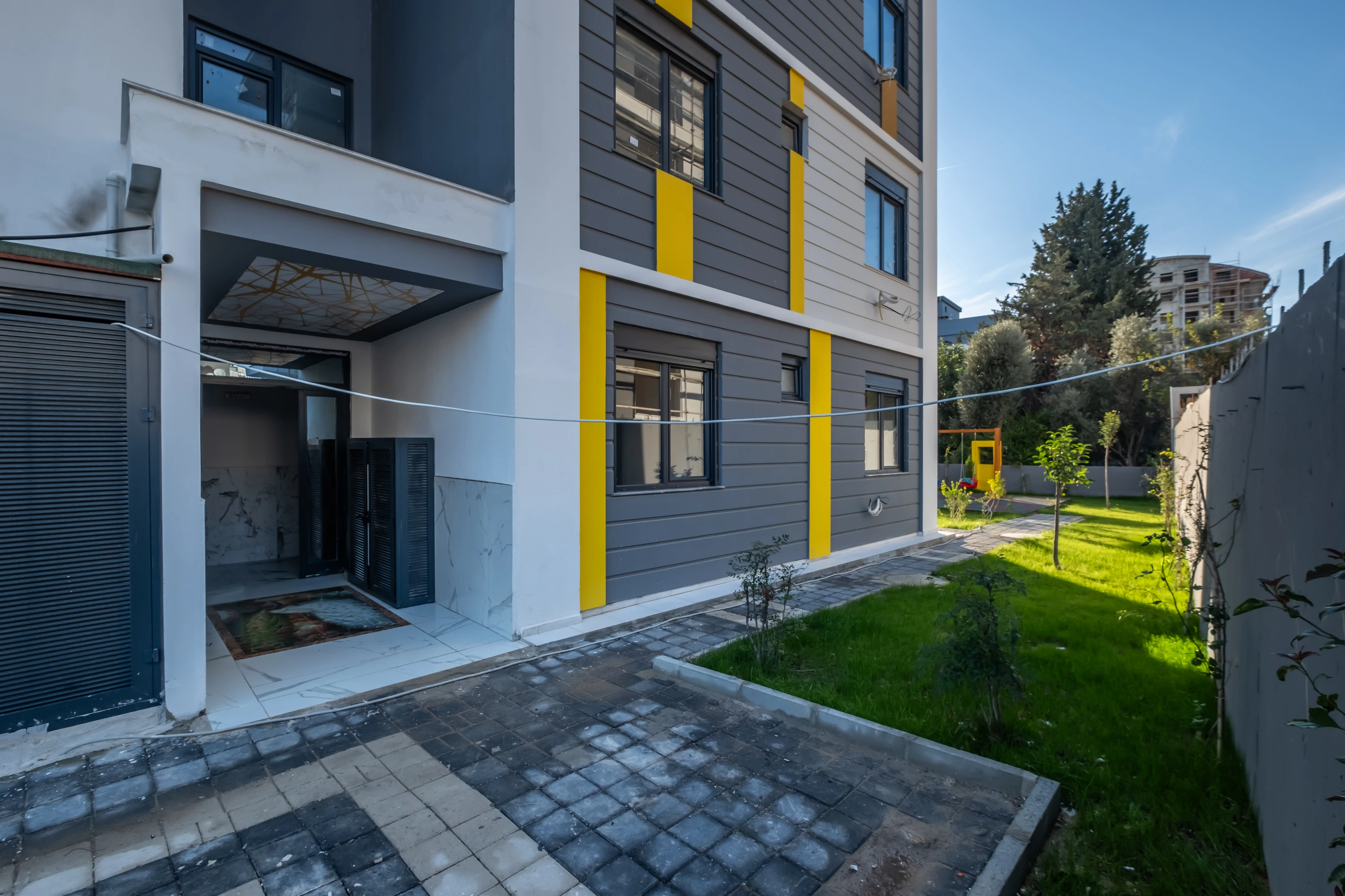 Altıntaş`ta 2+1 Ara Kat 84m² Havuzlu Sitede Oturum-iskan Var