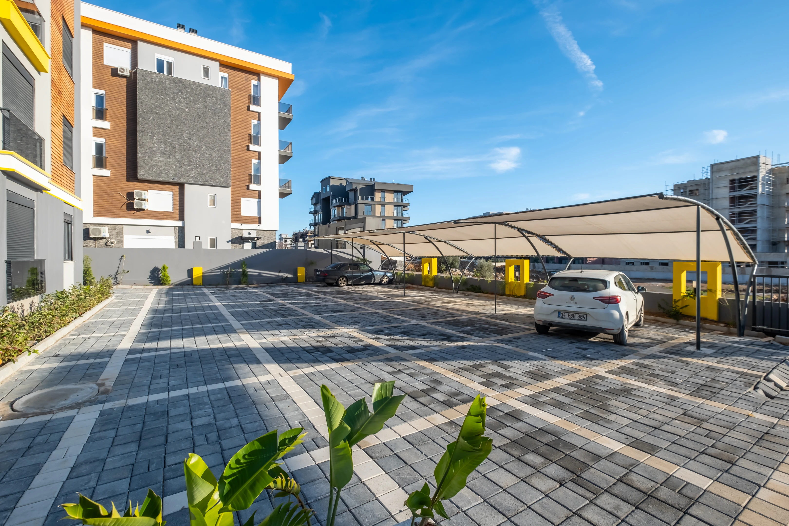 Altıntaş`ta 2+1 Ara Kat 84m² Havuzlu Sitede Oturum-iskan Var