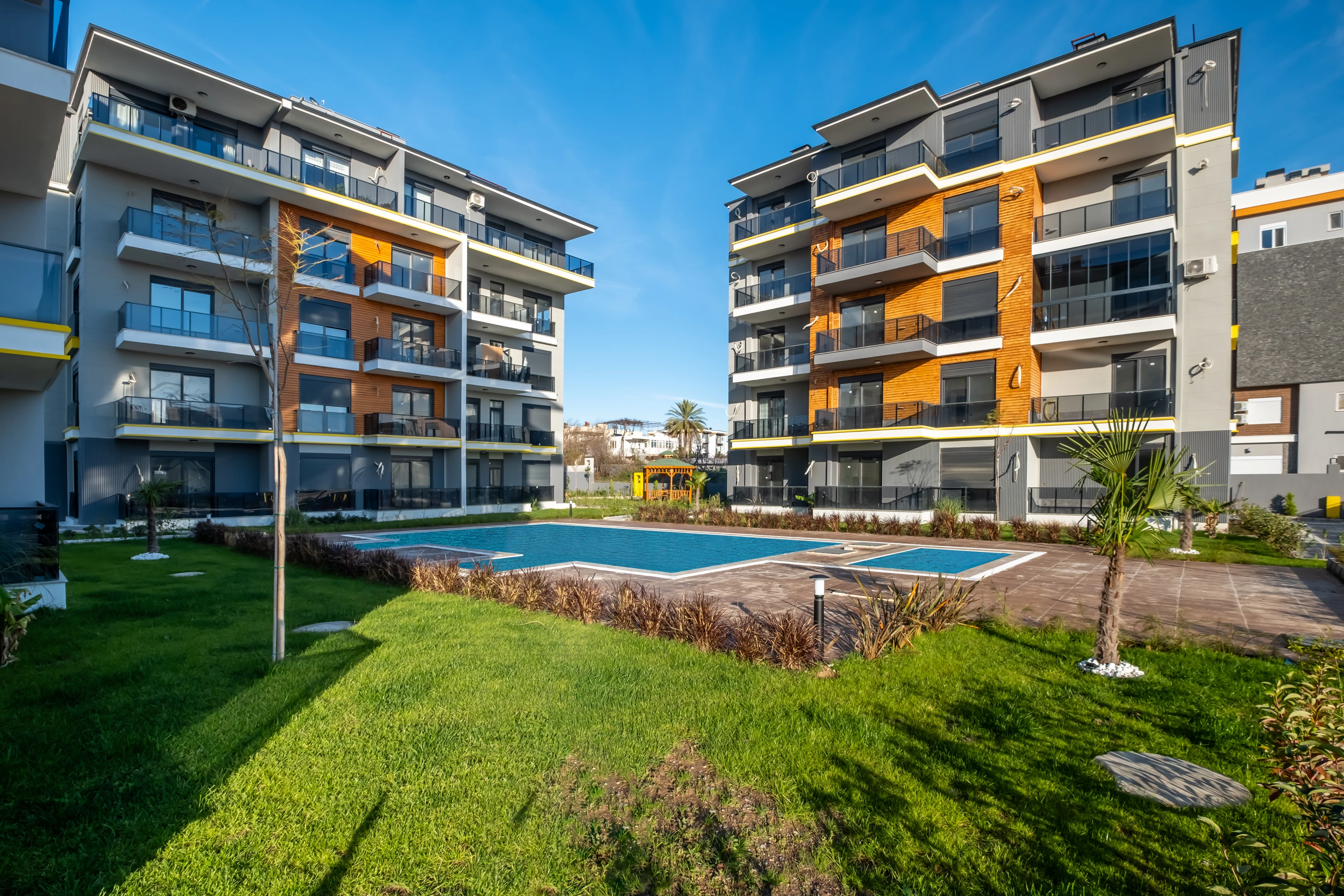 Altıntaş`ta 2+1 Ara Kat 84m² Havuzlu Sitede Oturum-iskan Var