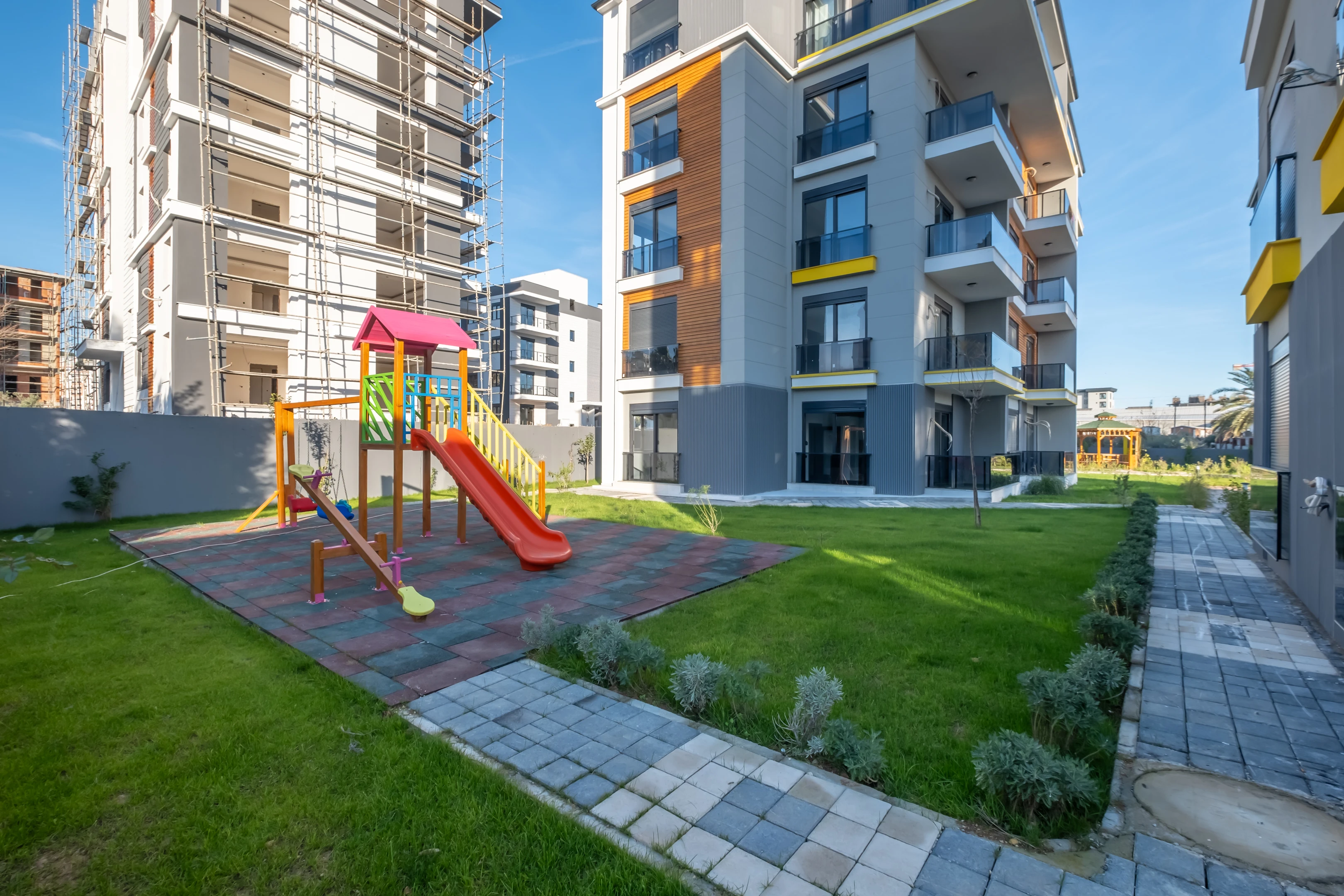 Altıntaş`ta 2+1 Ara Kat 84m² Havuzlu Sitede Oturum-iskan Var