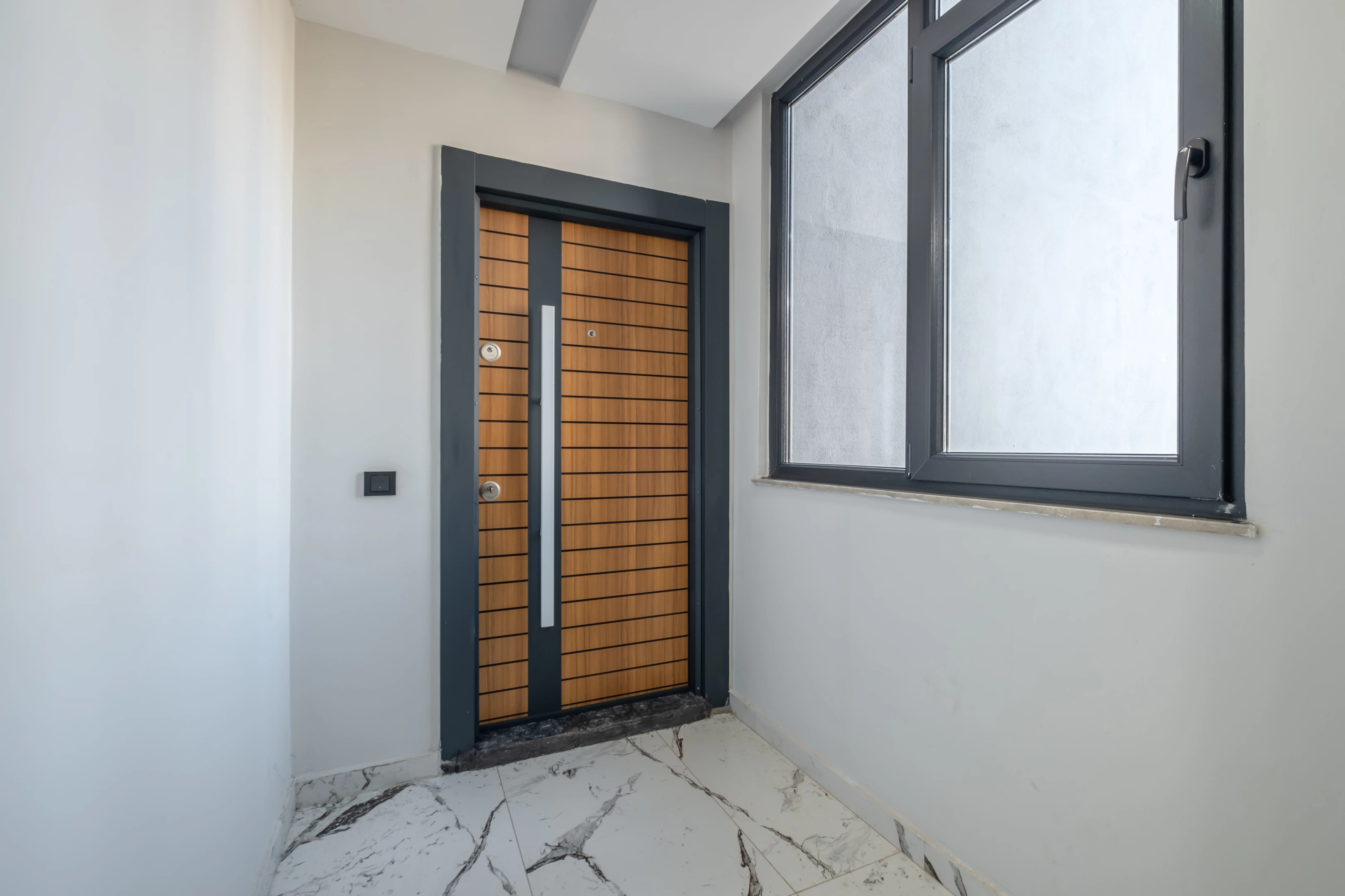 Altıntaş`ta 2+1 Ara Kat 84m² Havuzlu Sitede Oturum-iskan Var