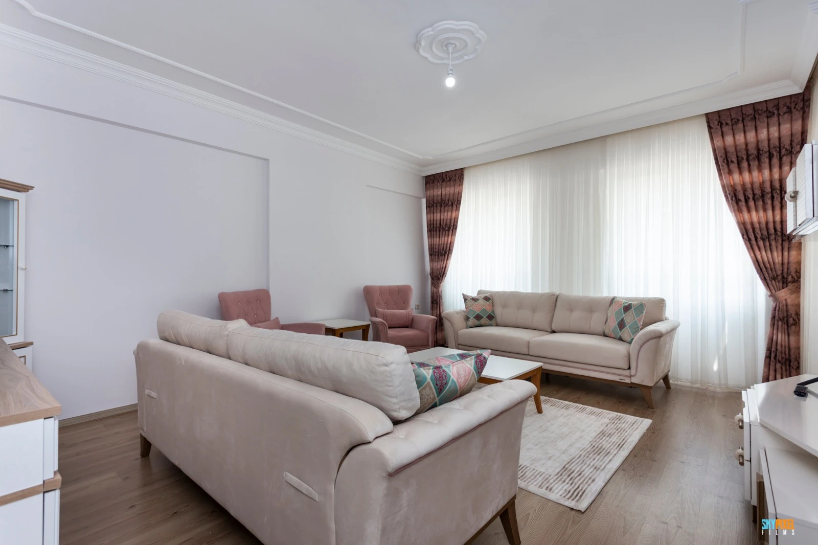 Eşyalı (sıfır) Kiralık 3+1 Daire (196 m²) , Otoparklı