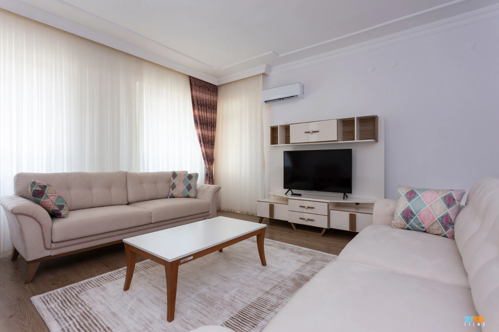 Eşyalı (sıfır) Kiralık 3+1 Daire (196 m²) , Otoparklı