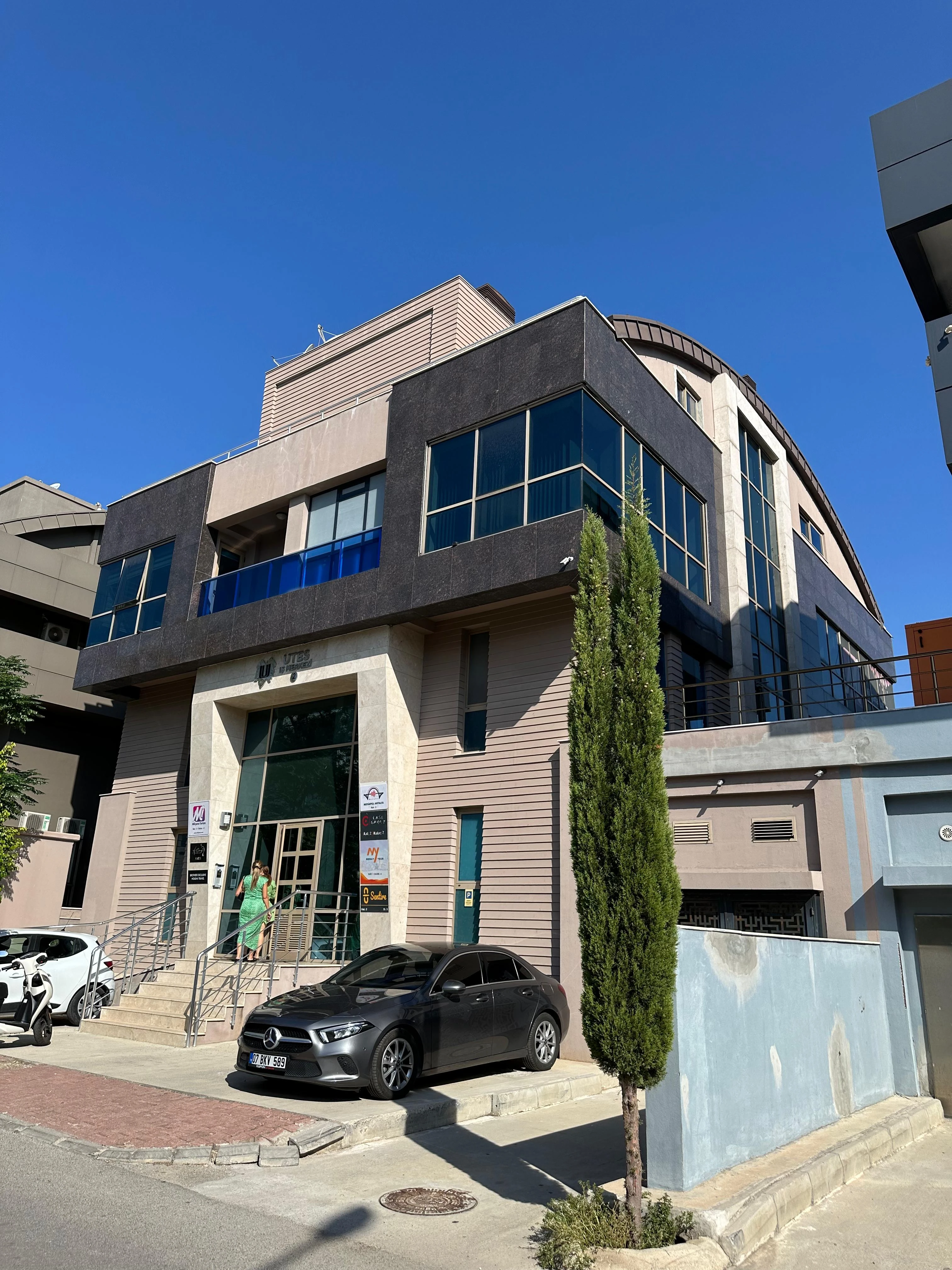 Barınaklar Blv.MigrosJet Altında 795m² Yeni Nesil Asansörlü Depo