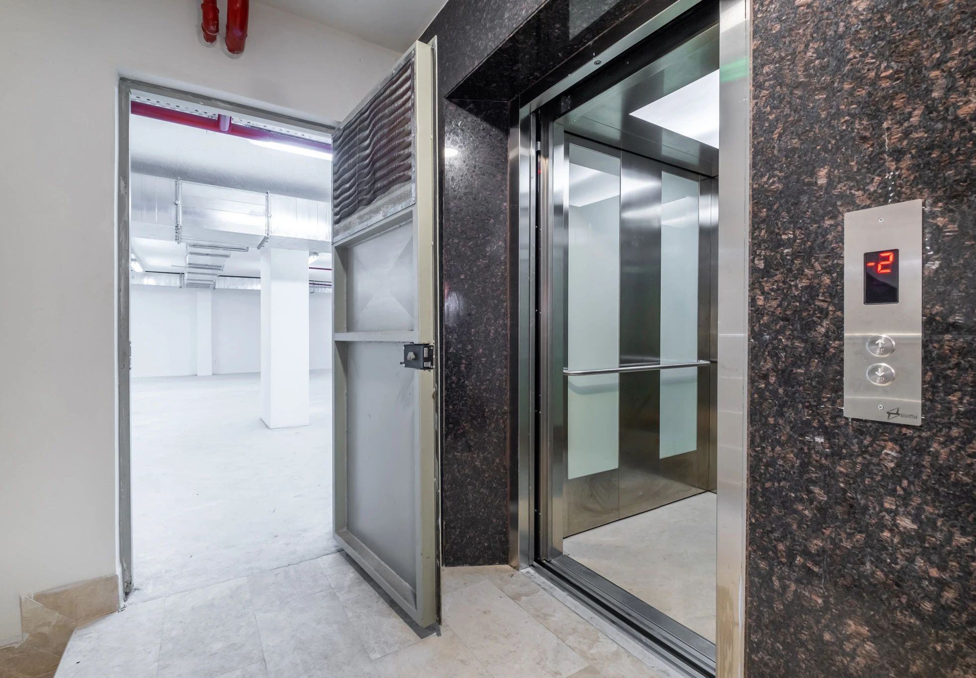 Barınaklar Blv.MigrosJet Altında 795m² Yeni Nesil Asansörlü Depo